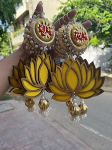 Décorations suspendues traditionnelles indiennes artisanales Lotus Shubh Labh pour la décoration festive, en fils de soie et ornées de perles blanches délicates - Product Image 2