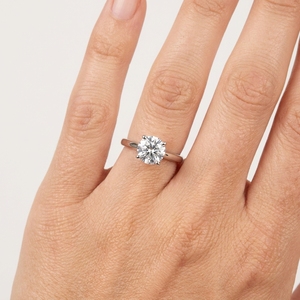 Anillo de Platino con Diamante Redondo de Laboratorio de 2.00ct, Diseño Elegante con Tiras Cruzadas, Anillo de Aniversario, Precio de Fábrica DIFF - Product Image 2