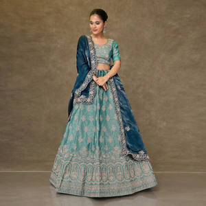 Lehenga Choli en soie brodée de designer indien avec dupatta |   Tenue de soirée longue pour femme, idéale pour les mariages et les occasions spéciales, avec broderies Zari - Product Image 4