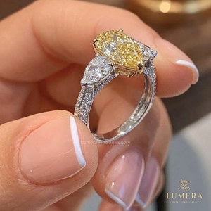 Bague vintage avec diamant de laboratoire jaune poire, pierres latérales poire blanches et bande pavée complète dans un design bicolore élégant - Product Image 3