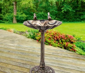 Bain d'oiseaux métallique de la plus haute qualité, d'apparence classique, ne se démode jamais, ce qui en fait un élément de jardin intemporel. - Product Image 2