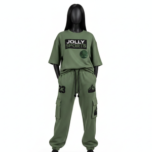 Conjunto de camiseta de algodón polar verde oliva de 300 GSM y pantalones cargo para mujer con logo en relieve de goma. Conjuntos para mujer. - Product Image 1