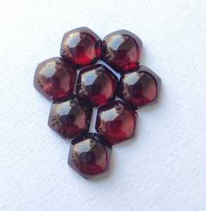 Garnet naturel, forme hexagonale, cabochon, rouge, calibré, pierre précieuse en vrac pour bijoux - Product Image 1