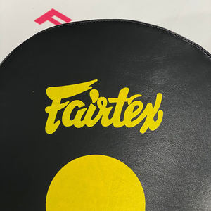 Nouvelles protections de poignets incurvées Fairtex Focus Pads pour Muay Thai, MMA et Kickboxing, personnalisées avec un design imprimé sur mesure. - Product Image 3