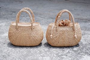 Sac en jacinthe d'eau léger et durable avec deux poignées, sac à main artisanal écologique fabriqué au Vietnam - Product Image 6