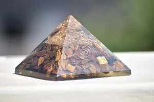 Pyramide d'Orgone sculptée en Agate Œil de Tigre de Qualité Supérieure, Portable, Vente en Gros de Ruhi Agate - Product Image 4