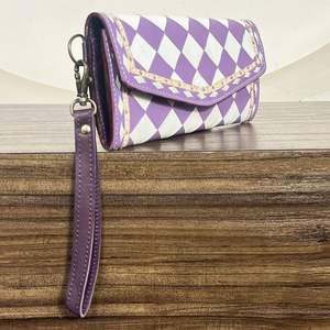 Cartera de Cuero Genuino Estilo Occidental para Mujer, Hecha a Mano, con Diseño a Cuadros Morado y Blanco, Larga, con Correa Desmontable para la Muñeca - Product Image 4