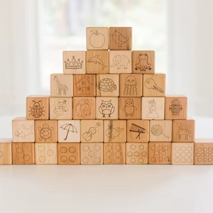 Dés en bois écologiques avec lettres de l'alphabet - nouveauté tendance, best-seller - durables - Product Image 1