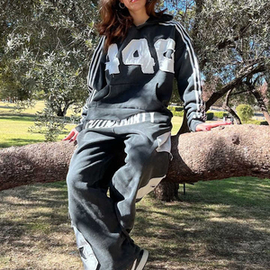 Ensemble survêtement homme personnalisé en molleton bouclette oversize, style vintage, avec pantalon évasé et sweat à capuche, délavé à l'acide, effet usé et patch brodé - Product Image 3