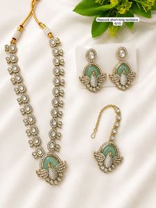 Collier artisanal en laiton et alliage de zinc d'Inde du Sud, avec perles, gouttes de zircon et design étoile plaqué platine, idéal pour les fêtes - Product Image 6