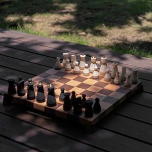 Échiquier de luxe en bois massif fait main, finition noyer, design moderne, forme personnalisable – Cadeau idéal pour la maison, les mariages ou les jeux de stratégie - Product Image 6