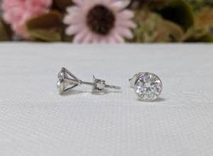 เครื่องประดับทองคำขาว 14k สำหรับผู้หญิง ของขวัญวันเกิดสำหรับผู้หญิง ต่างหูเพชรทรงกลม 2 กะรัต เพชรเลี้ยงในห้องปฏิบัติการ แบบฝังขอบ พร้อมตัวล็อกแบบกด - Product Image 3