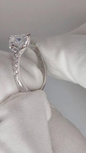 Bague éternité en or blanc 14 carats avec diamant de laboratoire taille trilliant de 2,02 carats et griffes en forme de flèche pour femme, idéale pour un cadeau de promesse de mariage. - Product Image 3