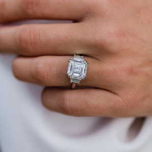 Anillo de compromiso de oro blanco con corte Asscher y piedra trapezoidal lateral de circonita cúbica, anillo de propuesta de 3 piedras, anillo de doble garra de oro macizo de 14K - Product Image 4