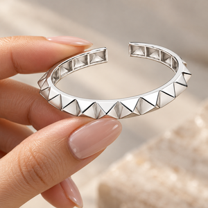 Bracelet manchette à pointes pyramidales en argent sterling 925 – Bijou audacieux clouté et tendance - Product Image 4