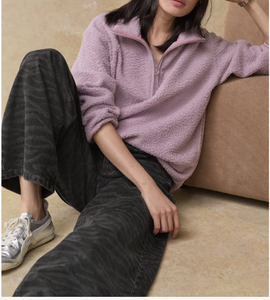 Sweat-shirt à capuche col rond uni en coton lourd délavé, personnalisé avec broderie de logo - Product Image 2