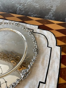 Assiette de service élégante en métal argenté pour la décoration de table, plateau de service haut de gamme pour mariages et événements, vaisselle - Product Image 3