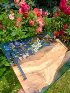 Bandeja de Servir de Madera con Borde Natural y Resina de Flores Prensadas, Arte Botánico en Epoxi con Asas Negras Modernas - Product Image 2