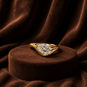 แหวนหมั้นเพชรทรงลูกแพร์สำหรับผู้หญิง ชุบทองคำขาว 14K แหวนแต่งงานมอสซาไนต์ แหวนสัญญาแบบเอียง สำหรับแหวนเดินทาง - Product Image 1