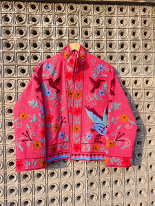 Chaqueta de Manga Larga para Mujer, Color Rosa, Cuello Mandarín, Cierre de Cremallera, Tejida en Algodón, con Bordado Floral de Colibrí - Product Image 2