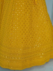 Robe de soirée longue en georgette jaune, style A-line, brodée de sequins Resham, avec dupatta en tulle, idéale pour les mariages et les fêtes - Product Image 6