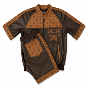 Conjunto Deportivo 2 en 1 de Diseñador MCM, Estampado Rojo, Talla Grande para Hombre, Chaqueta y Pantalones Ligeros de Lujo, Talla XL Disponible - Product Image 1