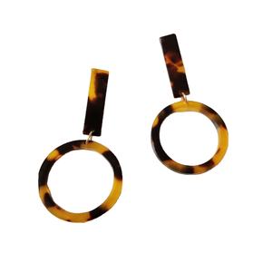 Pendientes de resina artesanal Piezas de alta calidad para el creador de tendencias Moderno Pendientes de color de resina con estilo El accesorio perfecto - Product Image 1