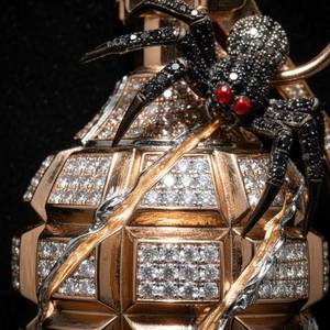 Pendentif bombé de luxe en or massif 18 carats serti de diamants avec breloque araignée, bijou thématique pour homme, cadeau - Product Image 4