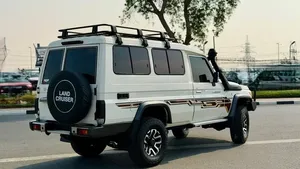Gran Oferta: Land Cruiser 70 2018 |   Motor Diésel de 4.5L |   Transmisión Manual |   Volante a la derecha |   Ambulancia Modificada 4x4 SUV - Product Image 5