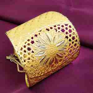 Venta al por mayor de brazaletes Kada anchos chapados en oro de 14K, 18K y 24K con diseño de filigrana y motivos florales, diseño Kada con patrón de estrellas caladas. - Product Image 3