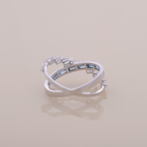 แหวนเพชรทรงลูกแพร์และเพชรทรงบาแก็ตต์สีน้ำเงินแบบไขว้ ได้รับการรับรองจาก IGI ทำจากทองคำขาว/โรสโกลด์/ทองคำเหลือง 14K - Product Image 3