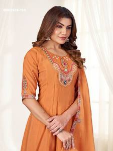 Proveedor de conjuntos de Kurti Anarkali, Plazzo y Dupatta de la mejor calidad, con bordado multihilo hecho a mano, de Mal Chanderi, desde India. - Product Image 3
