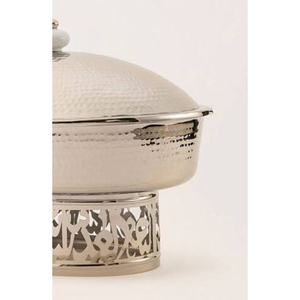 Plat à chafing dish élégant en argent martelé avec support à découpes arabes, idéal pour servir avec style lors de mariages - Product Image 6