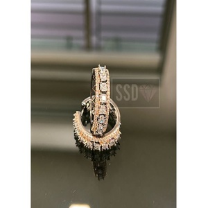 Pendientes elegantes de calidad premium con baño de oro, modernos, para fiestas, bodas y eventos, colección para mujeres y niñas. - Product Image 1