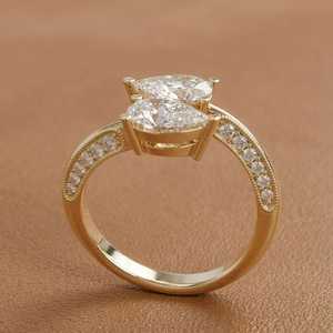 แหวนเพชรทรงลูกแพร์ 1.01 กะรัต ผลิตในห้องปฏิบัติการ สไตล์อาร์ตเดโค โทอิ โมอิ สำหรับผู้หญิง ทองคำแท้ 14K ของขวัญวันเกิดสุดเซอร์ไพรส์สำหรับคนรัก - Product Image 2