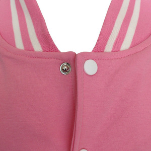 Chaqueta Varsity Oversize de Estilo Urbano con Parches y Diseño Atrevido, Creada para la Moda Juvenil y los Creadores de Tendencias Urbanas en Todo el Mundo - Product Image 4