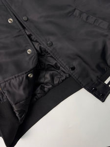 Blouson universitaire oversize en soie pour homme, blouson Letterman en satin à tricot côtelé, fabrication OEM de vêtements streetwear en marque blanche - Product Image 3