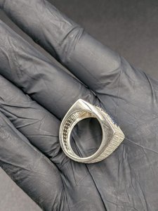 Bague de cocktail de luxe pour homme en argent 925 avec diamant VVS et pierre bleue, sertie pavé avec initiale, pour usage quotidien - Product Image 4
