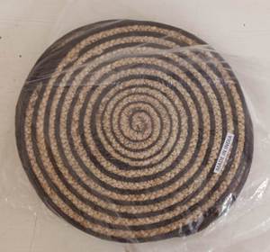Salvamanteles espiral redondo hecho a mano con fibra natural de yute y algodón, ideal para mesas de comedor ecológicas en el hogar y restaurantes. - Product Image 1