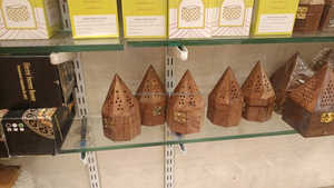 Brûleur d'encens écologique en bois de pin religieux rustique fabriqué à la main - Product Image 3