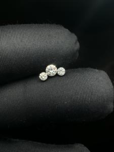 Delicado Pendiente de Concha de Oro de 14K con Diamante Cultivado en Laboratorio y Engaste Invisible en Curva Abierta - Product Image 3