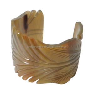 Brazalete de Cuerno Natural Pulido Hecho a Mano, Diseño Abierto, Joyería Étnica Tribal Moderna, Regalo Elegante para Mujer - Product Image 6