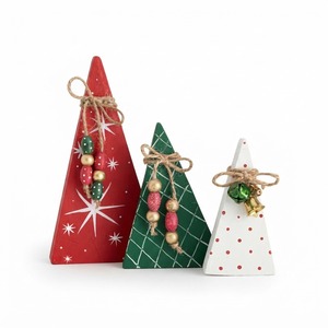 Ensemble de 3 figurines de Noël triangulaires en bois faites à la main, rouge, vert, blanc, pour décoration de table rustique des fêtes - Product Image 1