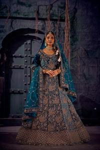 Último diseñador de terciopelo nupcial Lehenga Choli étnico indio traje de boda con piedras Jarkan pesadas completas para novias - Product Image 5