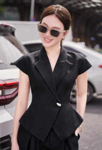ชุดทำงานผู้หญิง ODM OEM สีดำ ดีไซน์หรูหรา ปกคอวี แขนสั้น ตัดเย็บอย่างประณีต พร้อมสายคาดเอว สำหรับออฟฟิศ ธุรกิจ ออกแบบตามสั่ง NERINA - Product Image 3