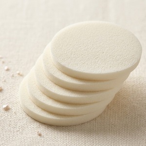 ฟองน้ำแต่งหน้าแบบกลมสีขาว ขนาด 5.3 ซม. ยี่ห้อ K-ESSENTIALS สำหรับรองพื้นแบบน้ำ - Product Image 3