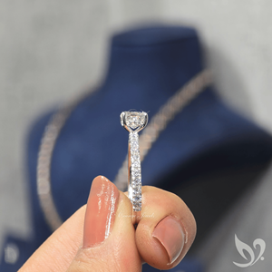 Anillo de Oro de 10K con Diamante Cultivado en Laboratorio de Corte Cojín Alargado de 1ct, Certificado por IGI, con Halo Oculto - Product Image 4