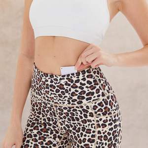 เลกกิ้งเอวสูงสำหรับผู้หญิง มีกระเป๋า กางเกงโยคะผู้หญิง เลกกิ้งออกกำลังกายแบบยืด กระชับสัดส่วน - Product Image 5