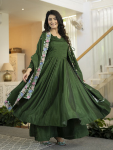 Ensemble Kurti Anarkali en soie Vichitra avec pantalon droit à large volant en micro-coton et dupatta brodée de sequins MW 5076 - Product Image 3