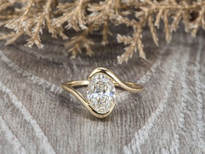 Bague de fiançailles élégante Royal Saga à bande incurvée en or 10K avec diamant de laboratoire taille marquise de 2,00 carats certifié IGI, idéale pour offrir et célébrer - Product Image 4